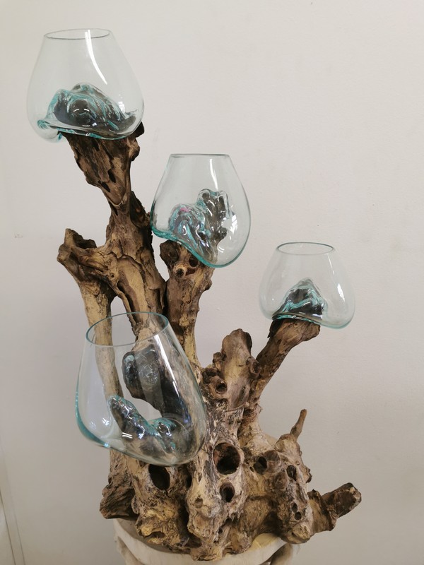 Glas auf Baumwurzel mit 4 Gläsern