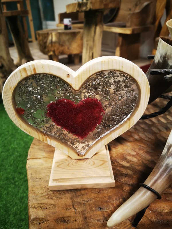 Handgemachte Herzen aus Buchenholz zum Valentinstag mit Epoxidharz